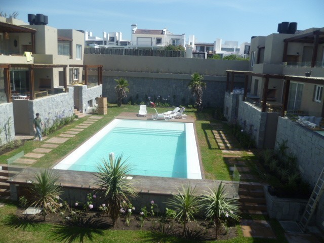 Departamento en alquiler en Montoya con piscina, serv.de mucama y vistas al mar